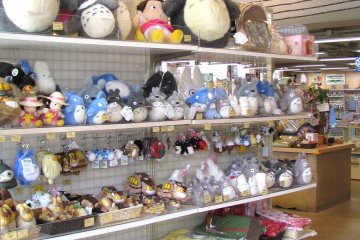 Les personnages de Tottoro dans un magasin de jouet