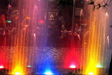 Une fontaine musicale, de nuit