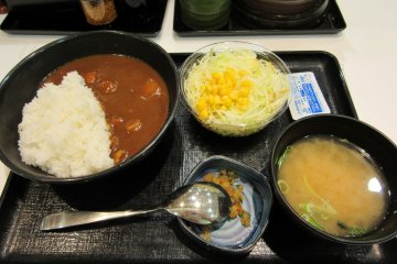 Un dîner traditionnel avec un riz au curry