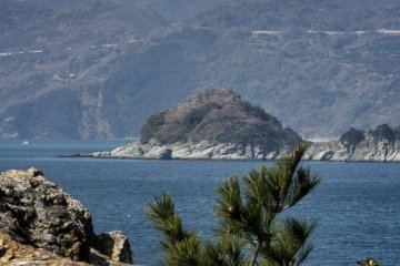 From the tip of the cape, you can see the wind turbines on the Sadamisaki Peninsula to the north, at Ikata.