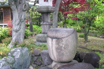 A stone lantern is often combined with stones