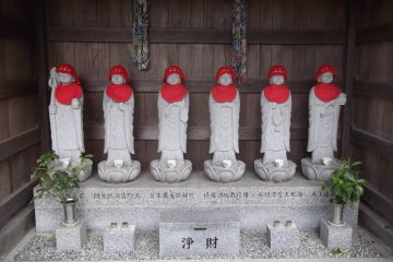 Six Buddhist statues by the gate