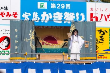 Panggung dengan musik dan tarian tradisional