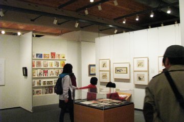 Interior museum. Terdapat buku yang dapat dibuka dan dibaca oleh anak-anak