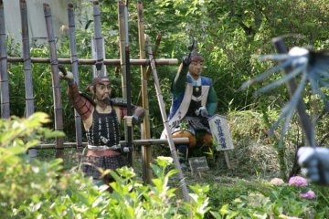 Concrete figures re-enacting the battle at Warland