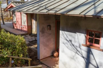One of the cozy cabins of BBC Nagayu bed and breakfast