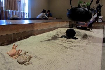 The charcoal pit in the center is cutely decorated with clay models