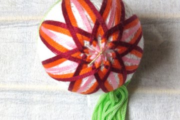 Saya memilih temari ini karena desain yang berbeda dengan yang lain dan warnanya.