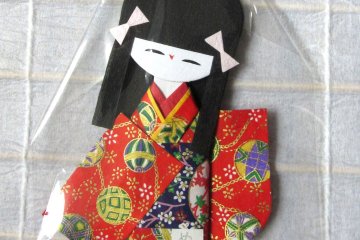 Boneka kertas dengan corak temari