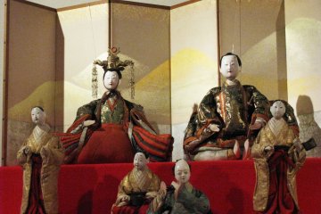 Pertunjukan boneka tradisional pada Hinamatsuri