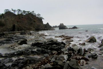 There are many islands in the bay