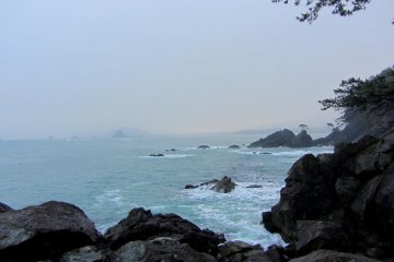 The shoreline is quite dramatic, and in the winter it often snows
