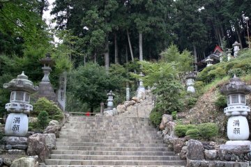 Climb the steps up the mountain behind the temple to visit small shrines tucked away along the path