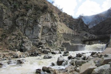 Jigokudani Yaen Koen place is rocky