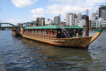 Floating restaurant