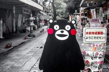 En marchant en direction de l'entrée du jardin, j'ai rencontré la célèbre mascotte de Kumamoto, "Kumamon"