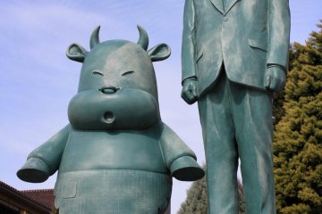 The founder of Nihon Shokken, Kazuhiko Ozawa, with a cow who likes barbecue sauce