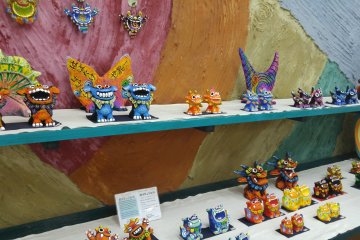 Des Shisa multicolores dans la boutique de souvenirs