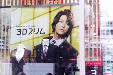 Idols advertise famous clothes brand AOKI