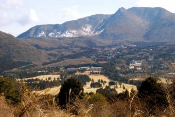 Ōwakudani sulphur plumes in the distance
