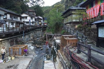 La rivière et la source d'eau chaude qui permet aux habitants de faire cuire des aliments