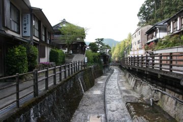 La rivière traverse le village