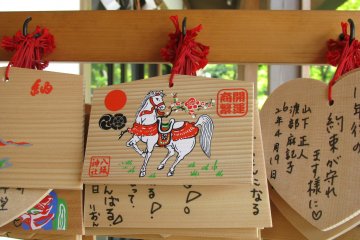 Ema (tempat untuk menulis permohonan) bergambar kuda - Zodiak tahun ini