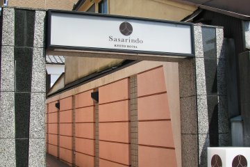 Pintu masuk Hotel Sasarindo