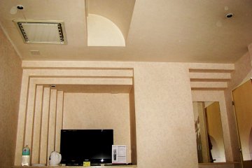 Desain dinding dan plafon yang menarik