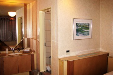 Kamar saya memiliki kaca besar. Bagian kamar mandi dan toiled terpisah