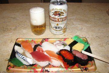 Sangat lelah, jadi saya membeli sushi-set dan beer. Itadakimasu!