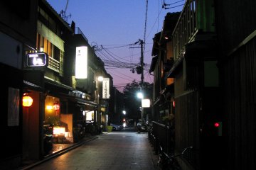 Meskipun dekat dengan Gion Shijo dan Hanamikoji, Sasarindo terletak di area yang sangat tenang