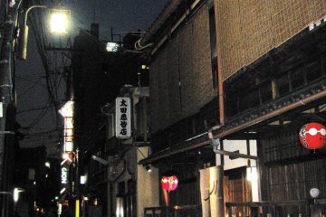 Kyoto saat malam tiba sangat misterius!