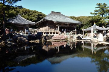 The main hall houses a 1000-armed Kannon