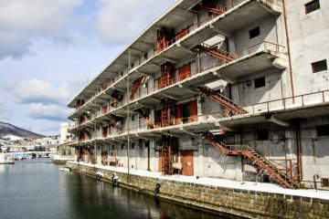 Les bâtiments rustiques ne sont jamais très loin du canal