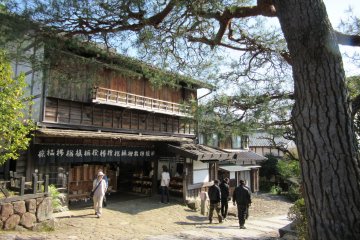 Magome juga memiliki beberapa toko