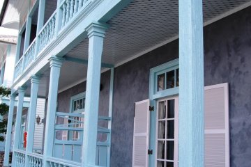 Western-style house with veranda at Hollander Slope