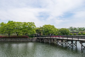 Jalur masuk Taman Goryokaku, melewati parit