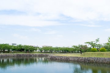 Parit dan lahan hijau di Taman Goryokaku