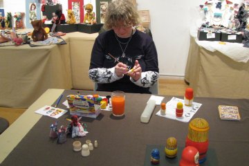 Demonstrating matryoshka painting