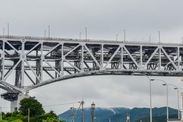 기차는 다리의 하부 데크를 통과한다. 기차 비용은 상당히 저렴하다!