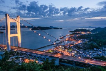 세토오하시와 시모쓰이 어촌의 야경