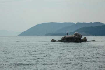 이 낚시꾼이 어떻게 여기 왔는지는 모르겠지만, 나는 그의 헌신을 존경해!