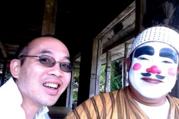 <p>Berteman dengan Tn. Chondara di Ryukyu Mura Okinawa</p>
