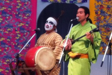 <p>Musik dan tarian tradisional&nbsp;Ryukyu Mura di Onna-son Okinawa</p>