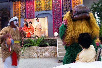 <p>Tarian Singa beraksi di Ryukyu Mura di Onna-son Okinawa</p>