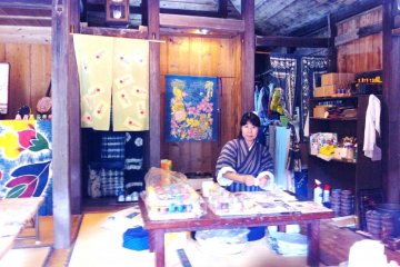 <p>Seperti toko nenek di&nbsp;Ryukyu Mura di Onna-son Okinawa</p>