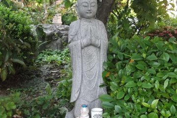 Patung kecil di taman