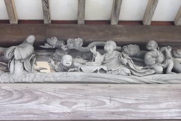 Diorama ukir di bawah atap aula berdoa