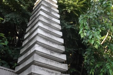 Pagoda yang ada di belakang kuil